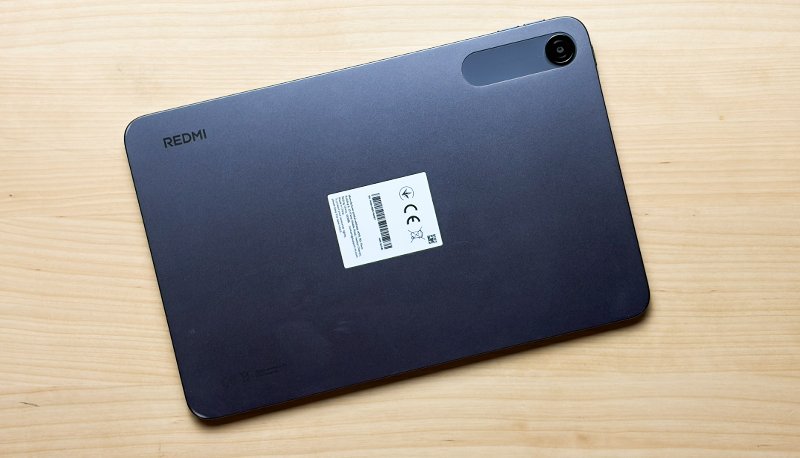 Obsah balení Redmi Pad 2 9.7 s 18W napájecím adaptérem a USB-C kabelem