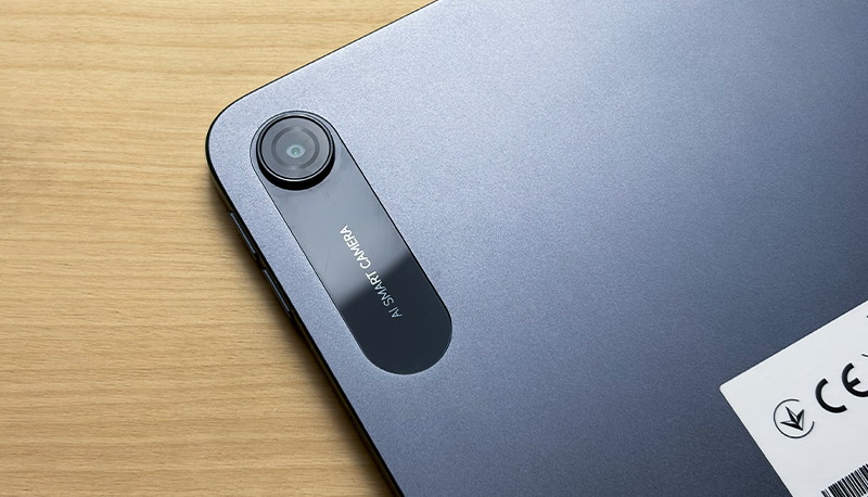Detail 8Mpx zadního fotoaparátu tabletu Redmi Pad 2