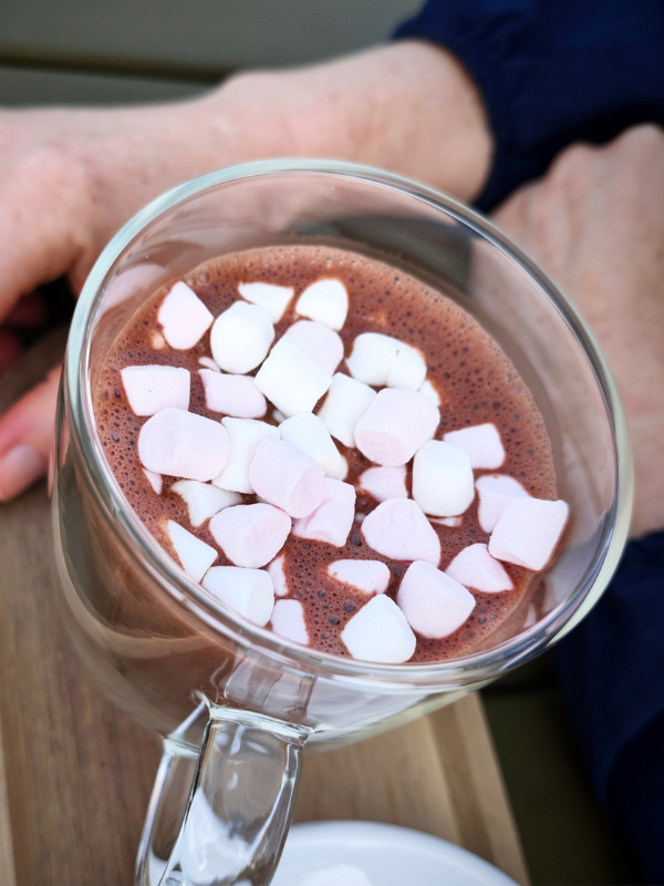 Detailní makro snímek hrnku s horkou čokoládou a rozpuštěnými marshmallows