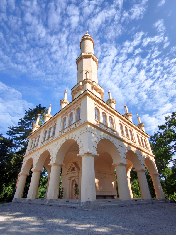 Širokoúhlý 15mm záběr minaretu v Lednicko-valtickém areálu z fotoaparátu Leica