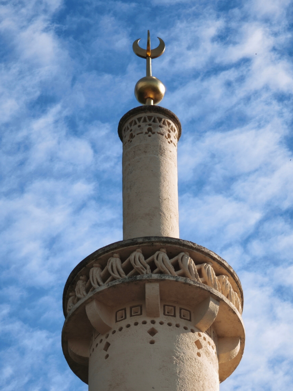 Detailní přiblížení špičky minaretu pořízené 5x teleobjektivem Leica