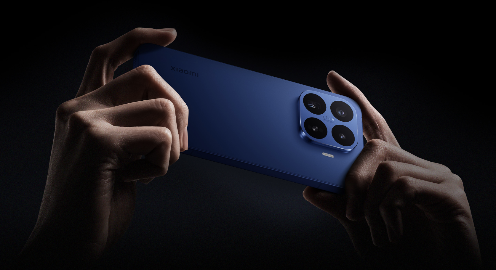Zadní strana modrého Xiaomi 17T Pro s kovovým rámem a výrazným fotomodulem Leica