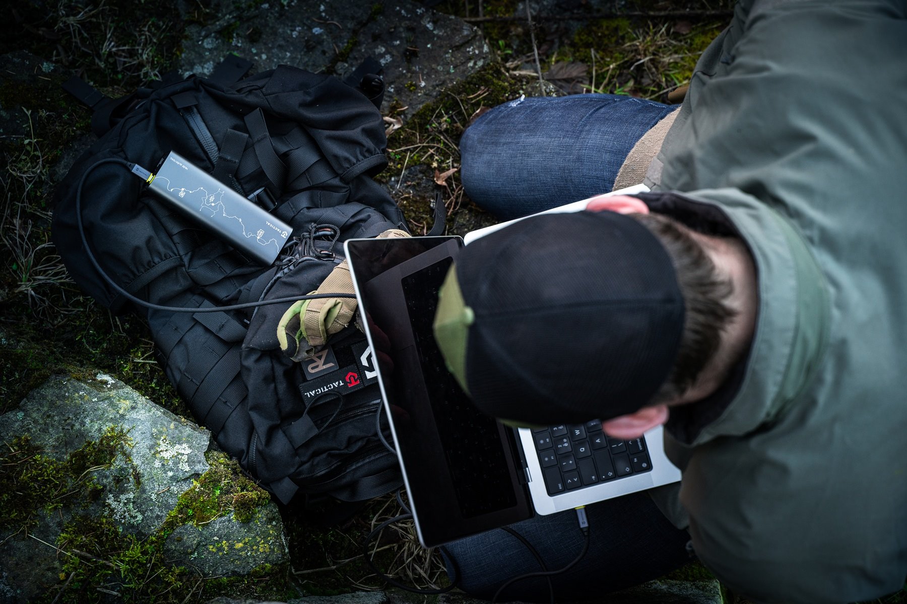 Rychlé nabíjení notebooku v terénu pomocí outdoorové powerbanky Tactical Squad